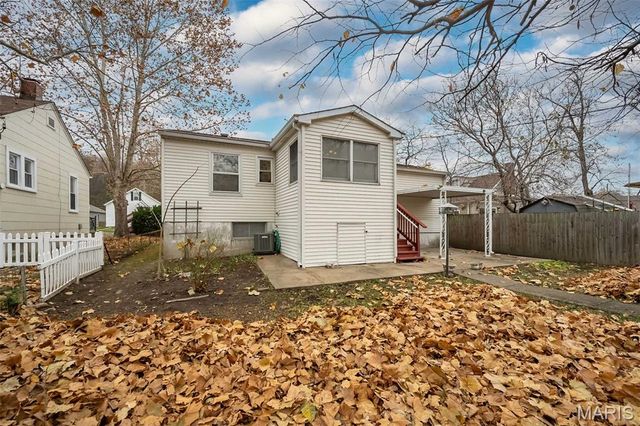 2128 N 5th Street, St Charles, MO 63301