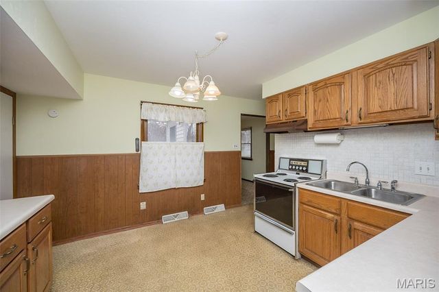 2128 N 5th Street, St Charles, MO 63301