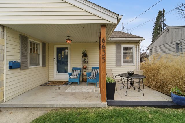 6635 Sunset Terrace, Windsor Heights, IA 50324