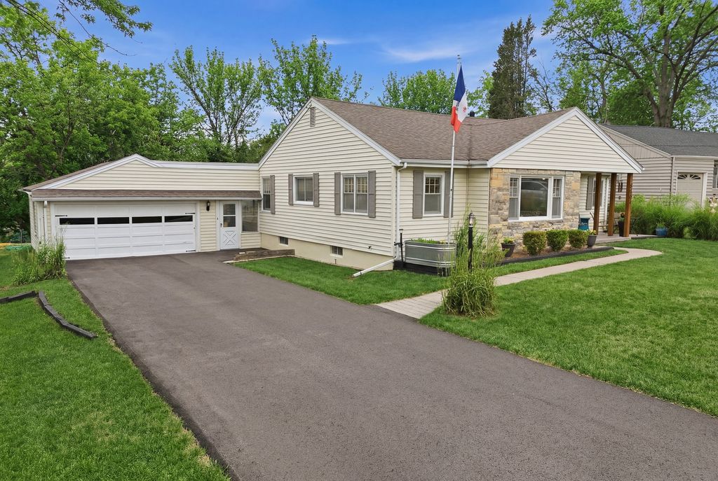 6635 Sunset Terrace, Windsor Heights, IA 50324