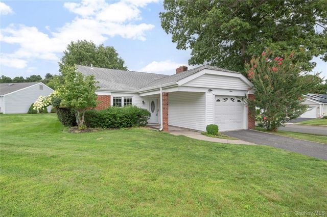 7 Avon Court, Ridge, NY 11961