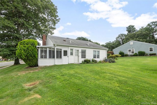 7 Avon Court, Ridge, NY 11961