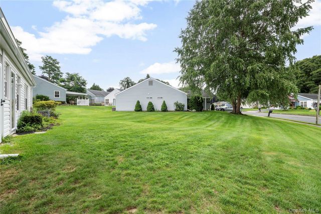 7 Avon Court, Ridge, NY 11961
