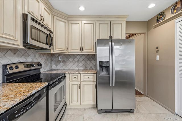 7 Avon Court, Ridge, NY 11961