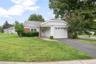 7 Avon Court, Ridge, NY 11961