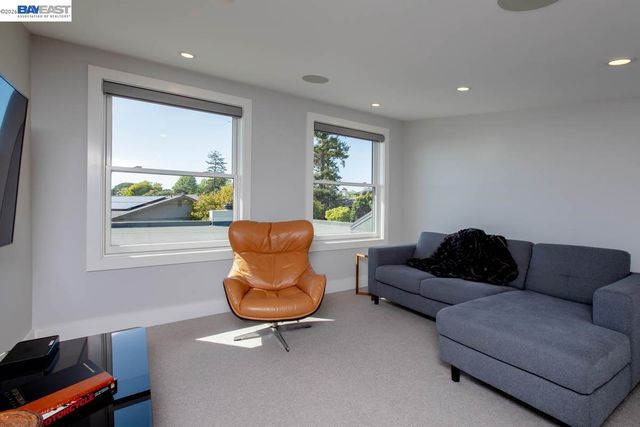 1235 Hawthorne St, Alameda, CA 94501