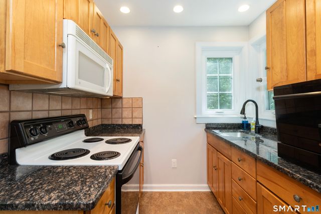 80 River Road, Clinton, CT 06413