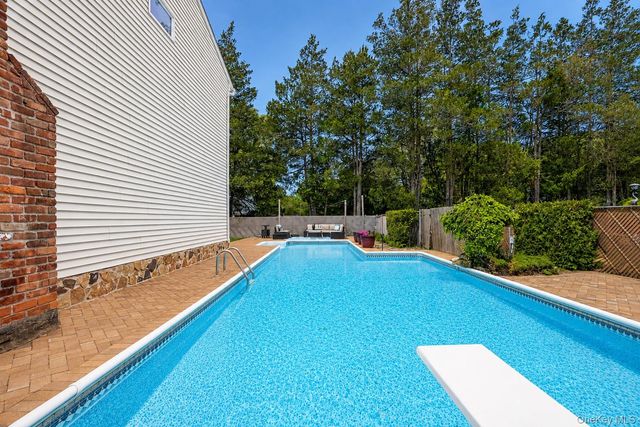 112 Dorchester Road, Ronkonkoma, NY 11779