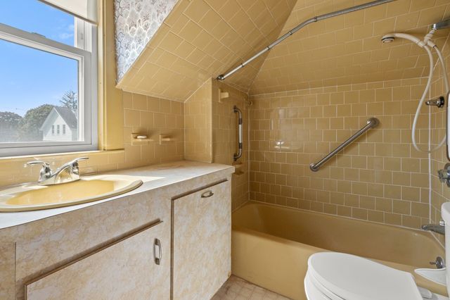 10 Glenway Ave, Peabody, MA 01960