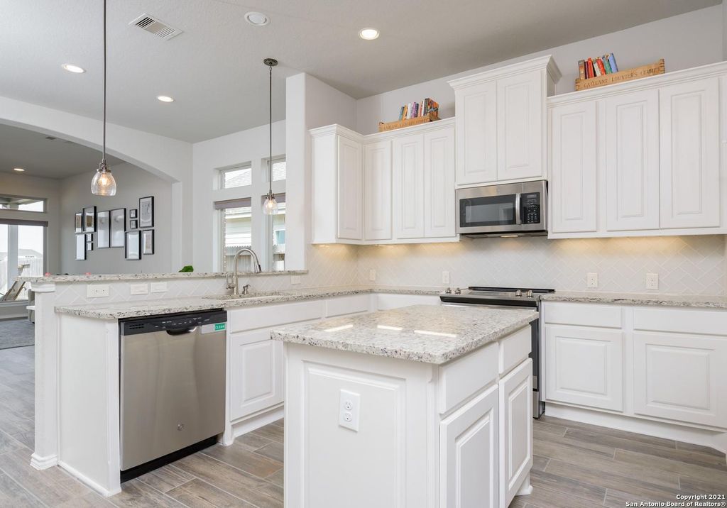 2032 Glen Hollow HOLW, Seguin, TX 78155