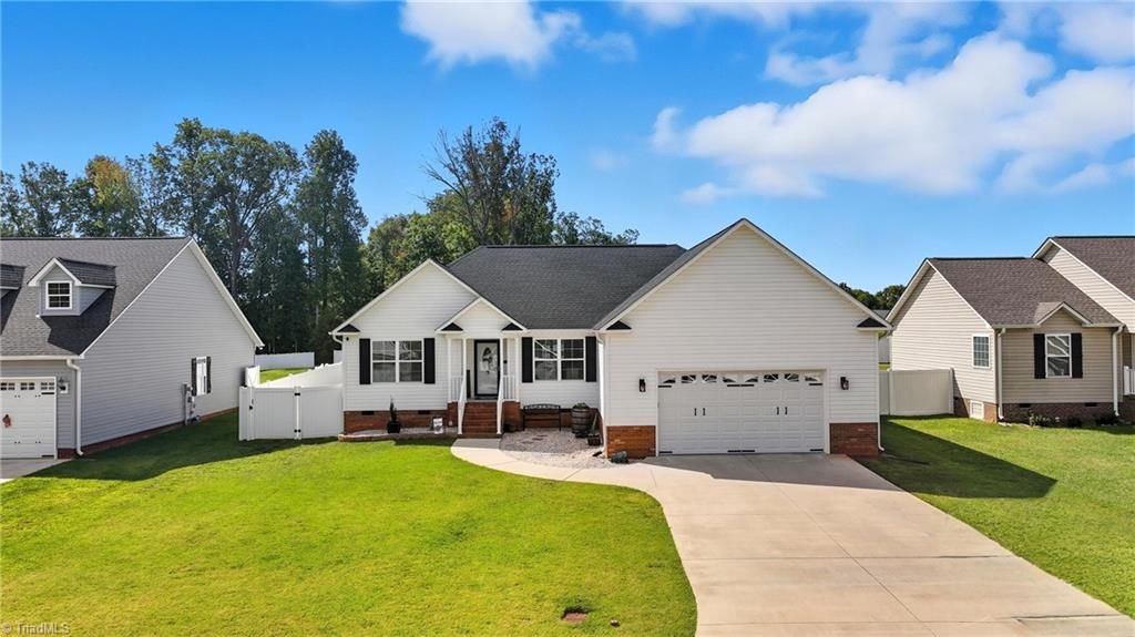 112 Brooke Ridge Drive, Thomasville, NC 27360