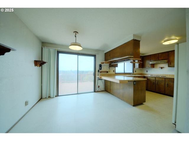 724 Sunset Dr, Springfield, OR 97477