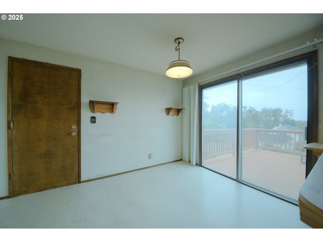 724 Sunset Dr, Springfield, OR 97477