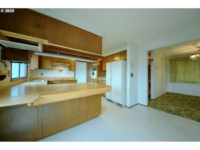 724 Sunset Dr, Springfield, OR 97477