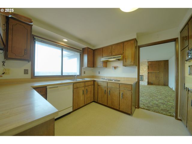 724 Sunset Dr, Springfield, OR 97477