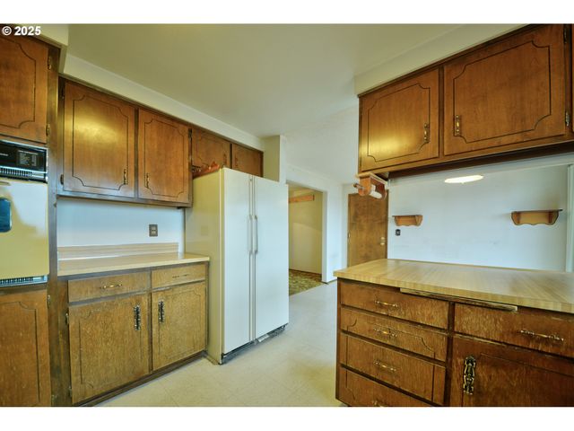 724 Sunset Dr, Springfield, OR 97477