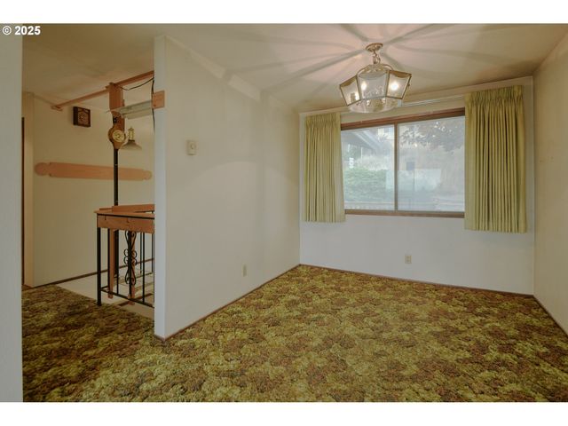 724 Sunset Dr, Springfield, OR 97477