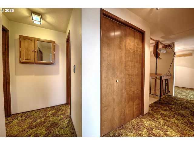 724 Sunset Dr, Springfield, OR 97477