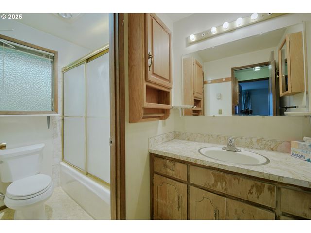 724 Sunset Dr, Springfield, OR 97477