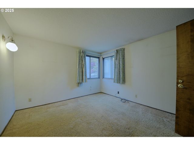 724 Sunset Dr, Springfield, OR 97477