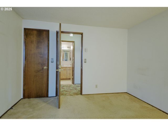 724 Sunset Dr, Springfield, OR 97477