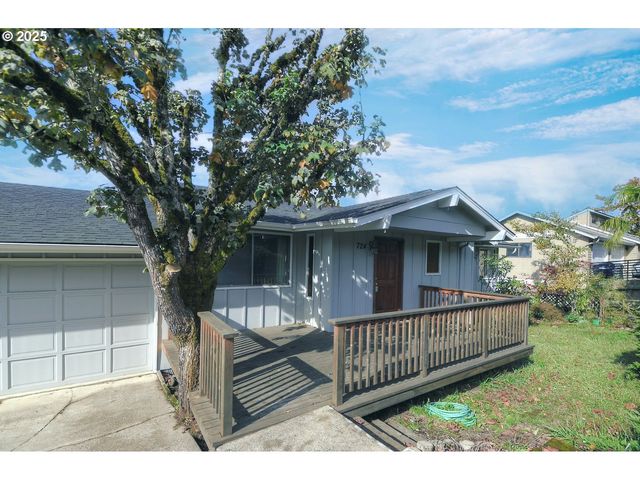 724 Sunset Dr, Springfield, OR 97477