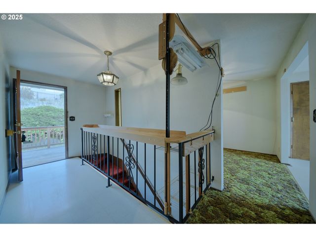 724 Sunset Dr, Springfield, OR 97477