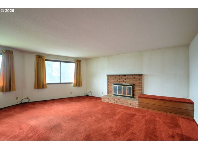 724 Sunset Dr, Springfield, OR 97477