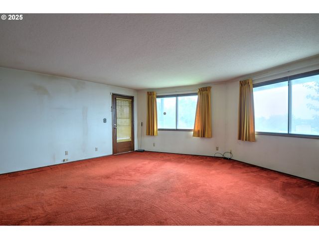 724 Sunset Dr, Springfield, OR 97477