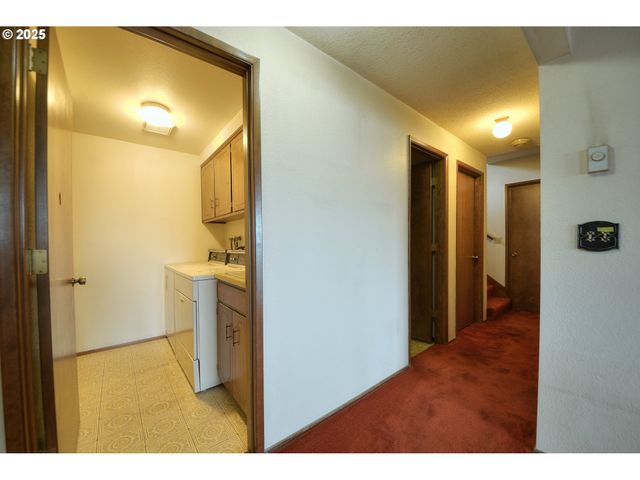 724 Sunset Dr, Springfield, OR 97477