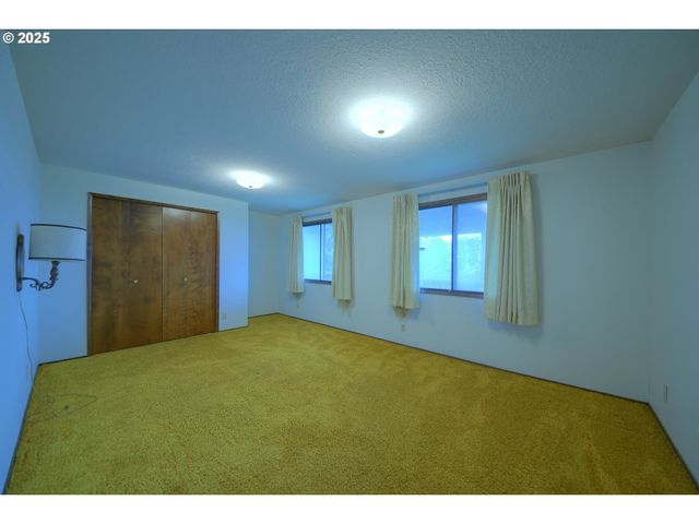 724 Sunset Dr, Springfield, OR 97477