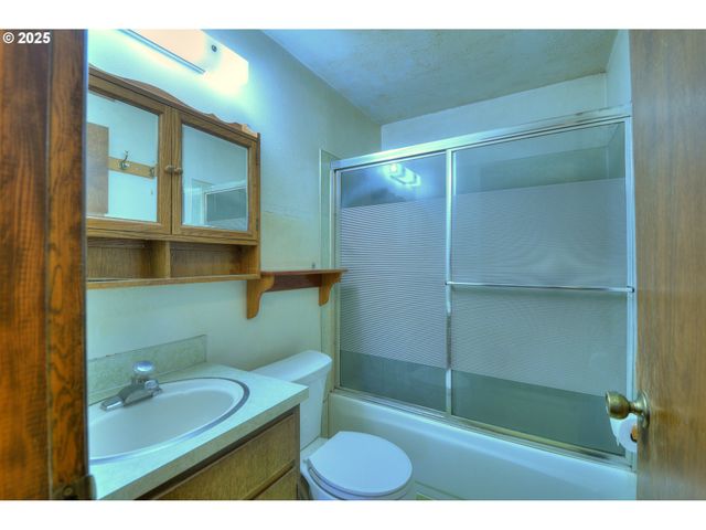 724 Sunset Dr, Springfield, OR 97477