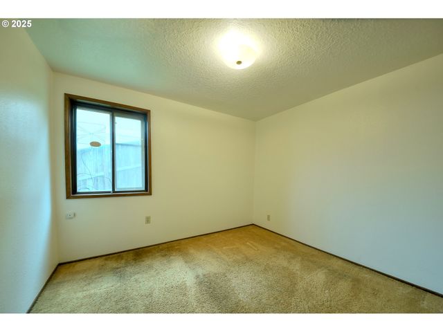 724 Sunset Dr, Springfield, OR 97477