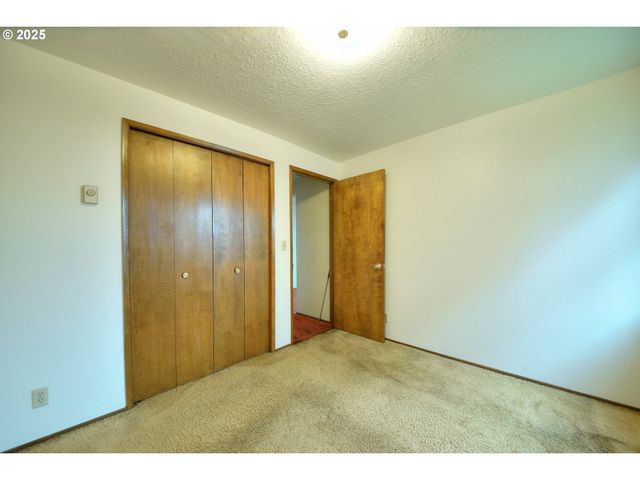 724 Sunset Dr, Springfield, OR 97477