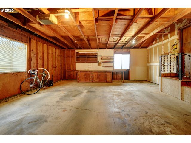 724 Sunset Dr, Springfield, OR 97477