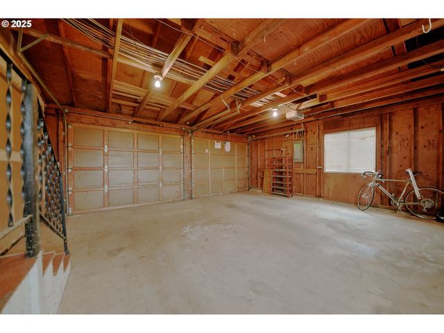 724 Sunset Dr, Springfield, OR 97477