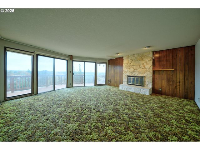 724 Sunset Dr, Springfield, OR 97477