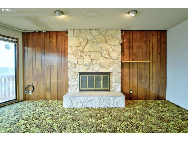 724 Sunset Dr, Springfield, OR 97477