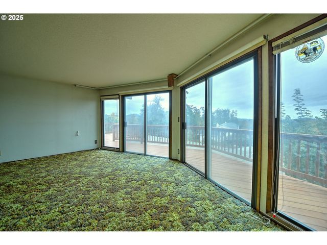 724 Sunset Dr, Springfield, OR 97477