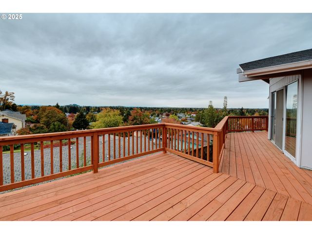 724 Sunset Dr, Springfield, OR 97477