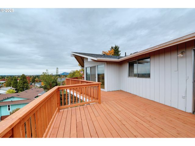 724 Sunset Dr, Springfield, OR 97477