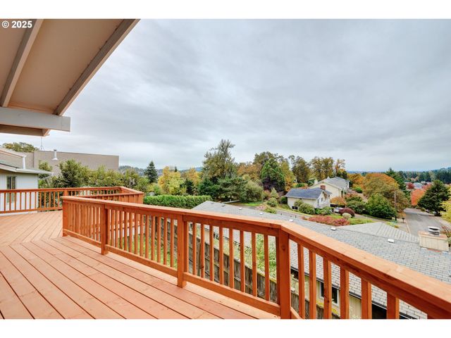 724 Sunset Dr, Springfield, OR 97477