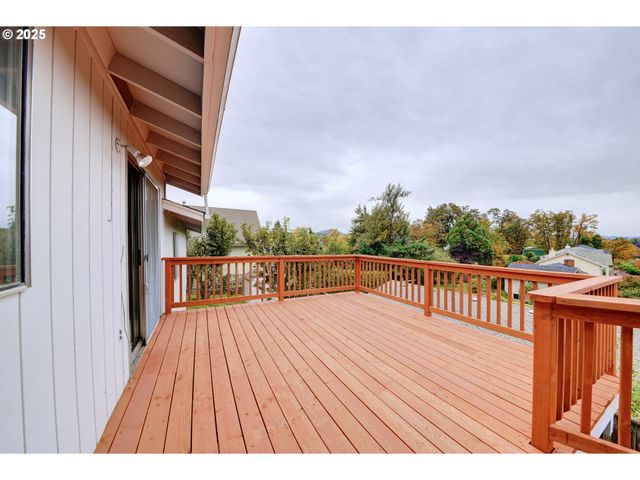 724 Sunset Dr, Springfield, OR 97477