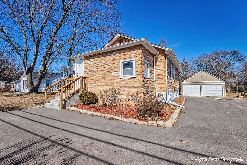 208 W Nippersink Road, Round Lake, IL 60073