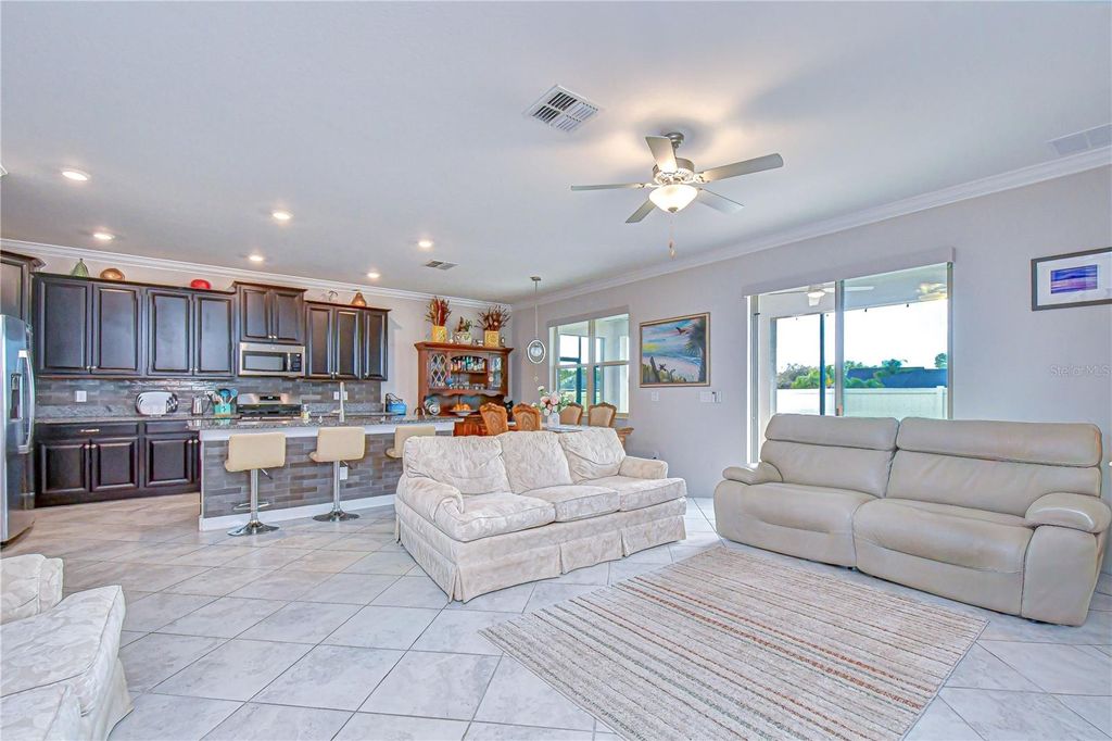 Image 11 of property listing at 25069 LAMBRUSCO LOOP, Lutz, FL 33559