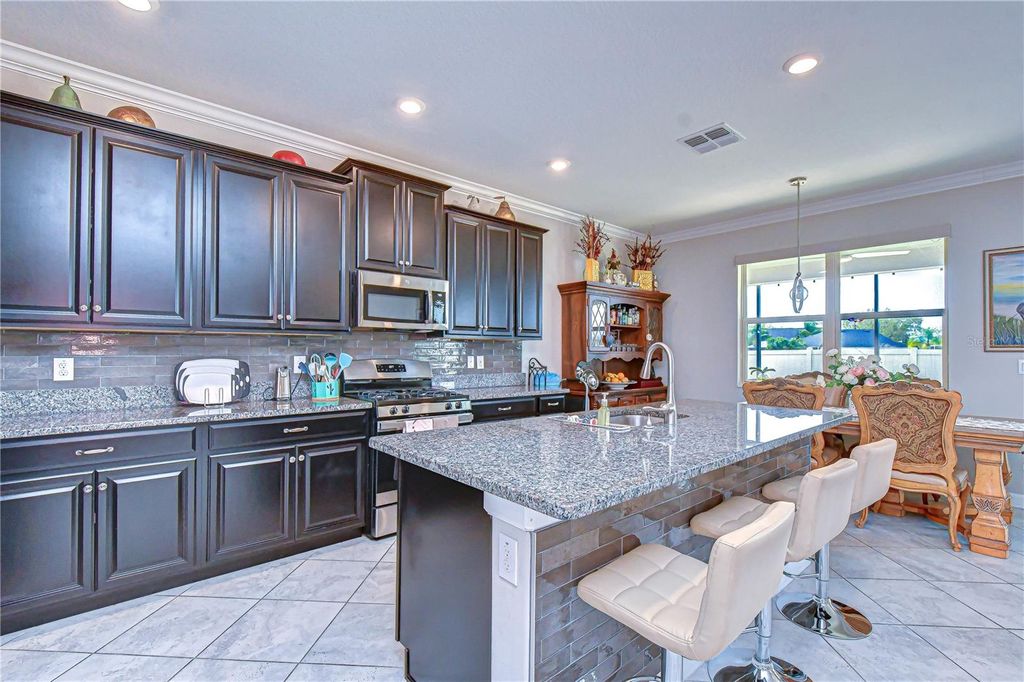 Image 12 of property listing at 25069 LAMBRUSCO LOOP, Lutz, FL 33559