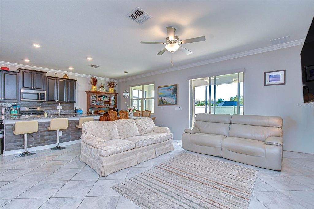 Image 10 of property listing at 25069 LAMBRUSCO LOOP, Lutz, FL 33559