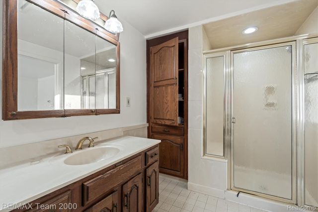 5526 SYLVIA Street, Dearborn Heights, MI 48125