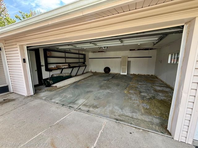 5526 SYLVIA Street, Dearborn Heights, MI 48125