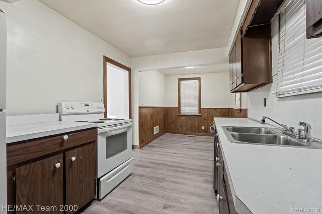 5526 SYLVIA Street, Dearborn Heights, MI 48125